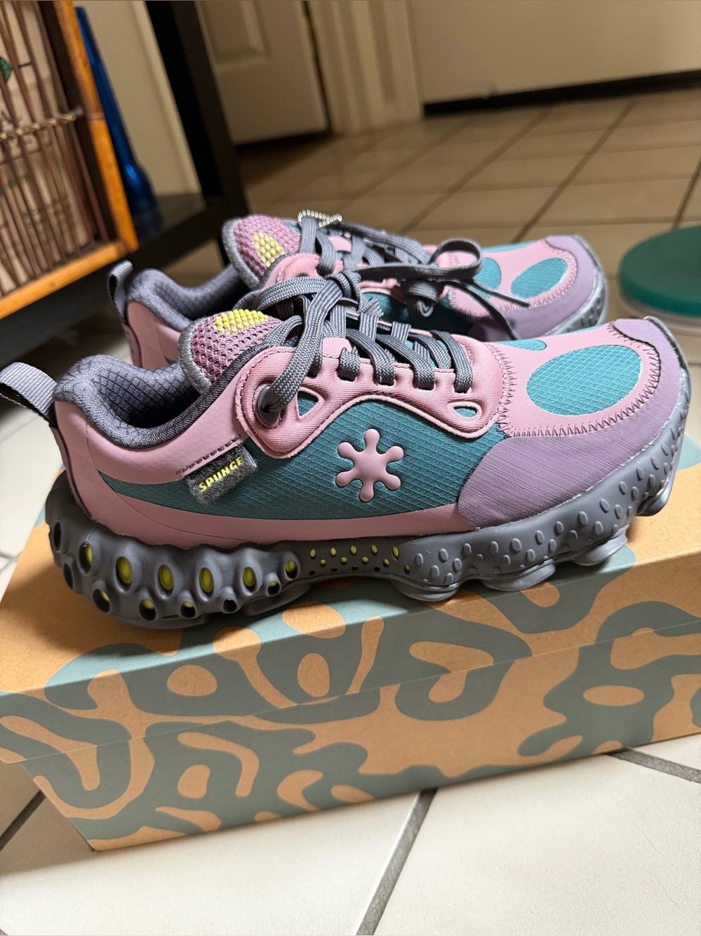 Spunge Osmosis in Slaw (Purple / Green / Yellow). Women’s size 7/Men’s 5.5